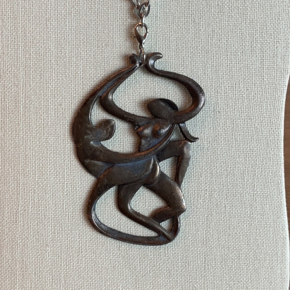 Elegant Silver Pendant Necklace
